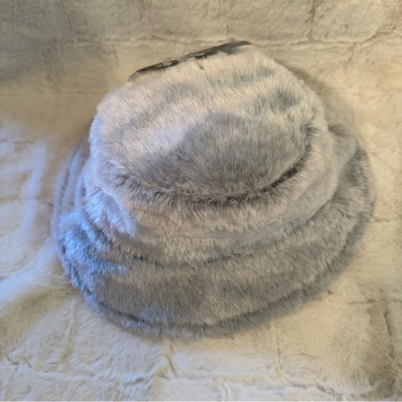 Sprigs Reversible Faux Fur/Sherpa
Bucket Hat
NWT
Gray/Beige
One Size Fits Most - Picture 3 of 8